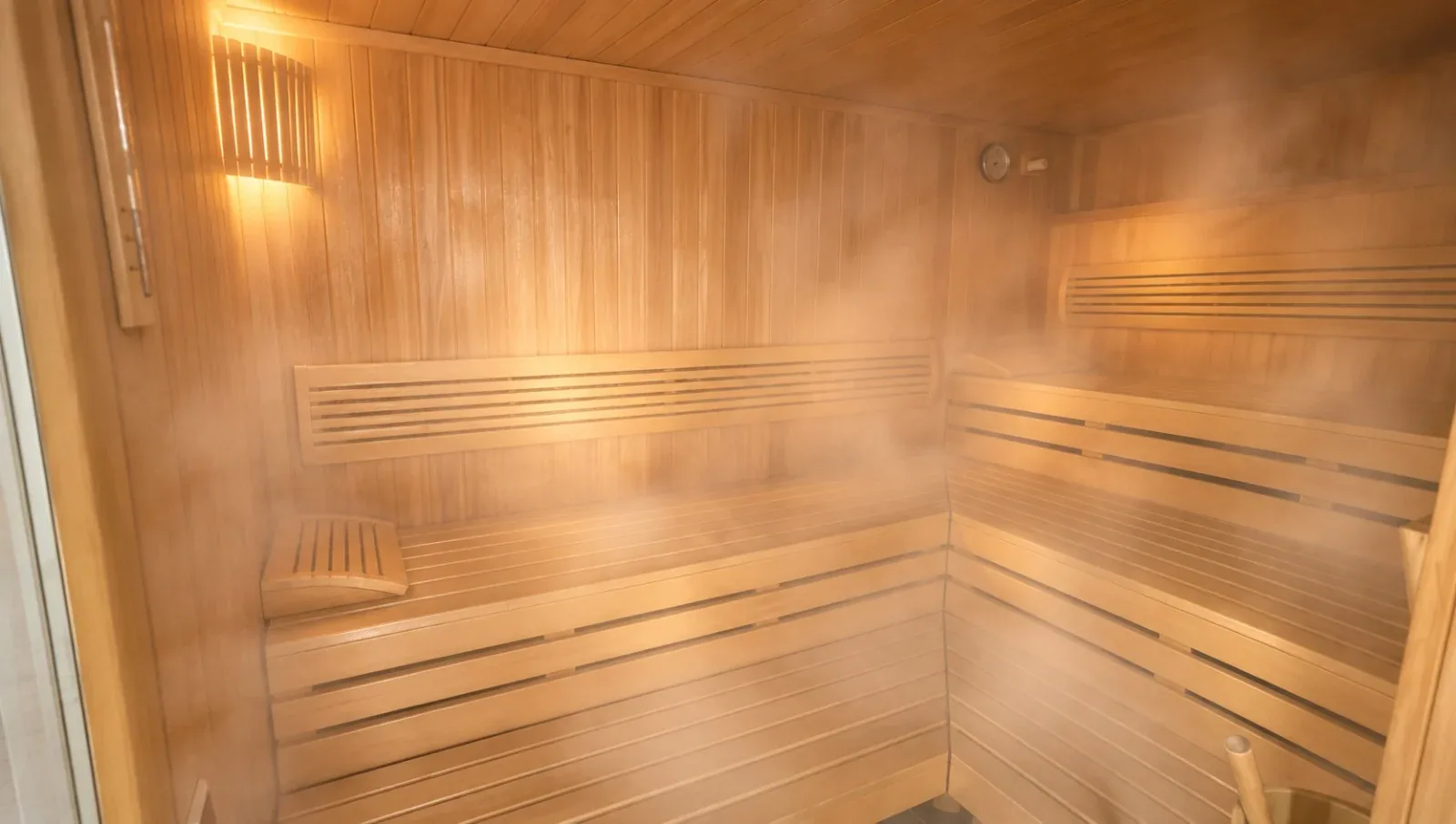Finnische Sauna aus hellem Holz im Serenya Spa Mannheim